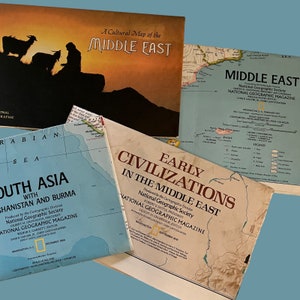 Könnte beinhalten: Vier antike Karten des Nahen Ostens, Südasien und der frühen Zivilisationen im Nahen Osten, herausgegeben von der National Geographic Society. Die Karten sind auf Papier gedruckt und haben einen cremefarbenen Hintergrund mit bunten Details.