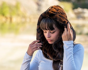 Françoise hood in leopard faux fur