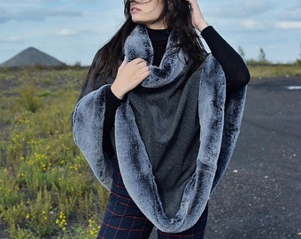 Helena poncho in wool trimmed with faux fur