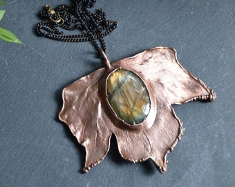 Collier long feuille de lierre et labradorite