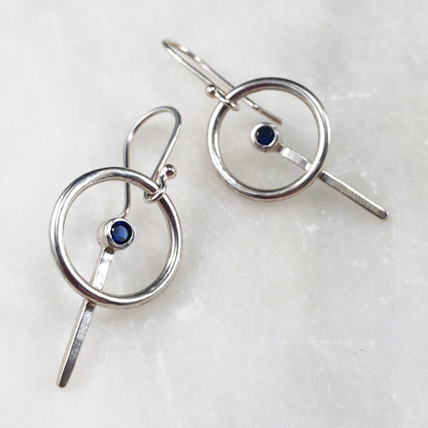 Moderne geometrische Ohrringe aus Sterling Silber und einem Saphir Edelstein