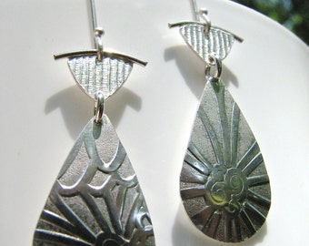 Chic Silver Raindrop Earrings Dangle Design with Embossed Patterns