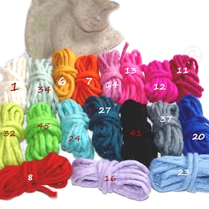 以下が含まれることがあります： 白、水色、緑、黄、オレンジ、赤、ピンク、紫、青、グレー、黒など、さまざまな色の毛糸の糸巻き16個のセットです。糸巻きは1から45まで番号が付けられています。