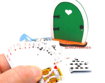 Miniature Kartenspiel Set, Mini Vespa rot, grüne Vespa Puppenstube, Wollekorb Spielzeug Wichtel, Umzugskartons DIY