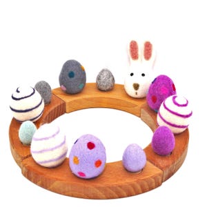 Uova di Pasqua in feltro per la tavola stagionale in primavera Pasqua, uova di Pasqua colorate rosso pink figure plug-in Grimms