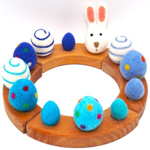 Uova di Pasqua in feltro per la tavola stagionale in primavera Pasqua, uova di Pasqua colorate blu turchese, figure plug-in Grimms
