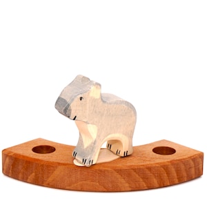 Dekorativ koalafigur, lämplig för födelsedagskransar från många märken med stativ, födelsedagspresent, adventskalender med träkrans