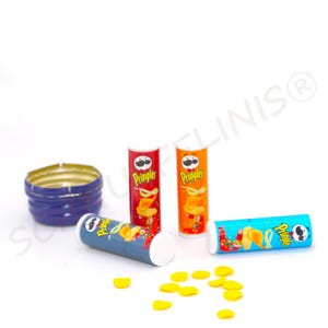 Fichas en miniatura para casas de muñecas, latas de fichas decorativas, vasos de cerveza de trigo, jarras de cerveza, pasteles en miniatura, mini reloj despertador, gnomo, fin de trabajo