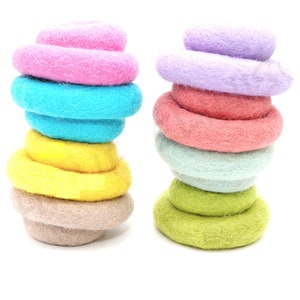 Anelli in feltro per bambini Montessori pastello, anelli arcobaleno per bambini, torri di feltro e lana, ciotole di feltro, anelli da afferrare per bambini, anelli in feltro e lana, idea per giocare con il gatto