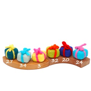 Motief verjaardagscadeau, vilten cadeau, Grimms verjaardagsringen, verjaardagsdecoraties, vilten cadeau voor de verjaardagstafel, Grimms houten ringen