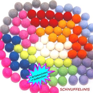 Könnte beinhalten: Eine Vielzahl von bunten Filzkugeln, die in einer Spirale angeordnet sind. Die Kugeln sind in verschiedenen Größen und Farben, darunter Rot, Orange, Gelb, Grün, Blau, Lila, Rosa und Weiß. Der Text "+46 Farben/colors +7 Größen/sizes" ist in der unteren rechten Ecke des Bildes sichtbar.