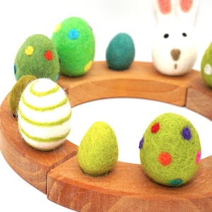 Uova di Pasqua in feltro per la tavola stagionale in primavera Pasqua, uova di Pasqua colorate blu turchese, figure plug-in Grimms