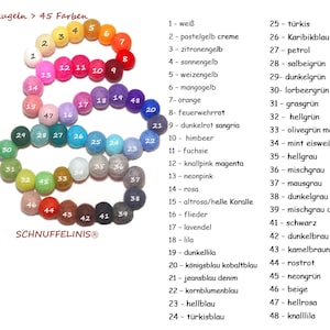 Könnte beinhalten: Eine Farbkarte mit über 45 Filzkugeln in verschiedenen Farbtönen, spiralförmig angeordnet. Die Farben reichen von Weiß bis Dunkelblau, mit Etiketten, die den Namen jeder Farbe angeben. Der Text "Filzkugeln > 45 Farben" steht oben.