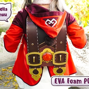 Puede incluir: Una chaqueta roja y burdeos con capucha y un diseño de corazón en la parte delantera. La chaqueta tiene una correa de cuero marrón con hebillas doradas y una correa blanca y marrón con una hebilla dorada. El texto "EVA Foam PDF" está en una pancarta morada en la parte inferior de la imagen.