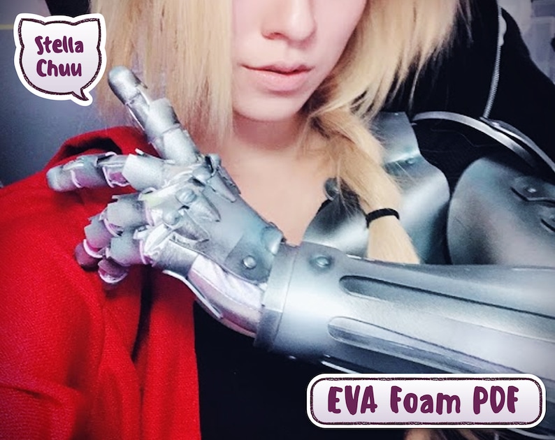 以下が含まれることがあります： 詳細な手がついたEVAフォーム製の銀色のロボットアーム。アームは、長い金髪の女性が着用しています。画像の左上隅には「Stella Chuu」というテキストが吹き出しの中にあります。画像の右下隅には「EVA Foam PDF」というテキストが紫色の吹き出しの中にあります。