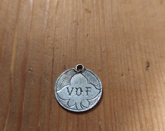 Original Silver Victorian Thrupenny Coin Love Token avec VDF et feuille de lierre gravé sur le côté vers 1887-1893 Charm Bracelet Collier pendentif
