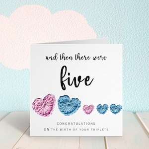 Et puis il y avait cinq cartes, carte personnalisée nouveau bébé avec coeurs au crochet, carte nouveau bébé triplés, carte au crochet, bonjour bébés