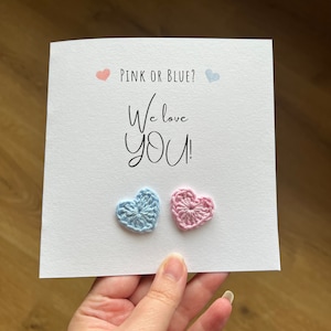 Rose ou bleu, carte de révélation de genre avec coeurs au crochet, carte de baby shower, carte de garçon ou de fille pour les nouveaux parents, nous vous aimons, carte de naissance