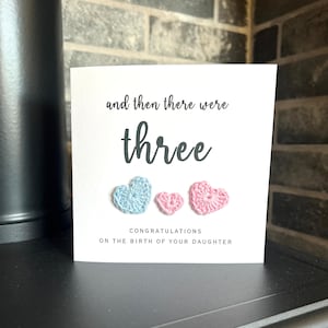 Carte de naissance avec coeurs au crochet, et il y en avait trois, carte de naissance personnalisée, carte de naissance au crochet