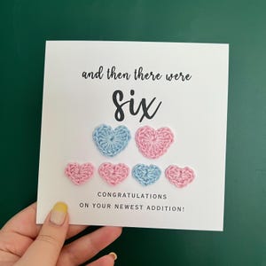 Et puis il y avait six cartes personnalisées pour nouveau-né avec coeurs au crochet, carte au crochet, carte de félicitations pour naissances multiples, nouveaux parents