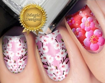 Op de afbeelding: Twee ontwerpen voor nagelwraps met roze en witte kersenbloesem. Het eerste ontwerp heeft witte bloemen op een roze achtergrond. Het tweede ontwerp heeft roze bloemen op een rode achtergrond. De tekst "Nail Wraps Full Nail Art" staat onderaan de afbeelding.
