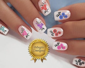 Op de afbeelding: Een set nagelkunst stickers met bloemmotieven in verschillende kleuren, waaronder roze, blauw, rood en paars. De stickers zijn aangebracht op een set gemanicuurde nagels. De afbeelding bevat ook de tekst "iMagic Designs".
