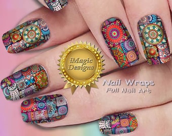Op de afbeelding: Kleurrijke nagelwraps met een mandala-ontwerp. De wraps zijn voor de volledige nagel en bevatten een verscheidenheid aan kleuren, waaronder rood, blauw, groen en geel. De tekst "Nail Wraps Full Nail Art" is zichtbaar in de afbeelding.