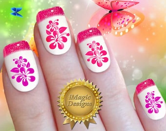 Op de afbeelding: Roze en witte nagelkunst met een ontwerp van roze hibiscusbloemen. De nagelkunst wordt aangebracht op vijf vingernagels.