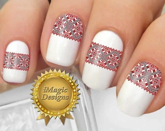 Op de afbeelding: Nagel stickers met een rood en zwart geometrisch patroon. De stickers worden aangebracht op wit geverfde vingernagels. De afbeelding bevat ook een gouden stervormige sticker met de tekst "iMagic Designs".