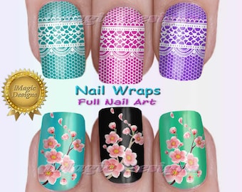 Op de afbeelding: Nagelwraps met verschillende ontwerpen. De ontwerpen omvatten een teal en wit kantpatroon, een roze en wit kantpatroon, een paars en wit kantpatroon, een teal bloemenpatroon, een zwart bloemenpatroon en een groen bloemenpatroon. De tekst "Nail Wraps Full Nail Art" is op de afbeelding gedrukt.
