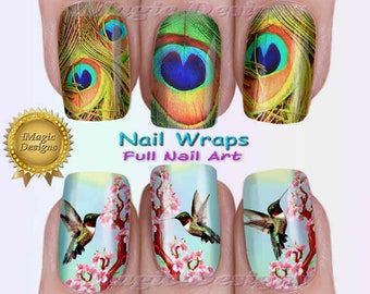 Op de afbeelding: Nail wraps met volledige nail art ontwerpen. De bovenste rij toont pauwenveerpatronen in groen, geel en blauw. De onderste rij toont kolibries en kersenbloesem designs in roze, rood en groen tegen een lichtblauwe achtergrond.