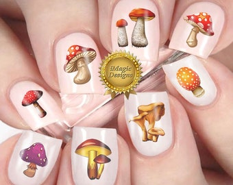 Op de afbeelding: Set van tien nagelstickers met verschillende paddenstoelontwerpen. De stickers zijn gedrukt op een transparante achtergrond en tonen verschillende kleuren en stijlen paddenstoelen, waaronder rood, oranje, geel, bruin en paars.