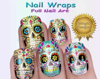 Op de afbeelding: Nail wraps met kleurrijke suikerschedelontwerpen. Elke nail wrap toont een unieke schedel met ingewikkelde bloemen- en kruispatronen, in tinten blauw, geel, roze en groen. De tekst "Nail Wraps Full Nail Art" staat bovenaan.