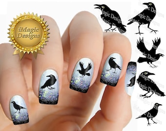 Op de afbeelding: Zwarte raaf nagelkunst stickers. De stickers zijn te zien op een hand met een witte en zwarte glitter nagellak. De stickers zijn perfect voor Halloween of elke griezelige gelegenheid.