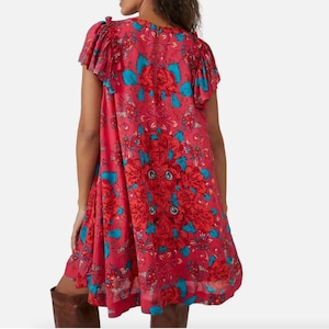 Vestido corto floral Yara de Free People, nuevo con etiquetas, color rosa, mangas fluidas con volantes y bolsillo, talla M. imagen 5
