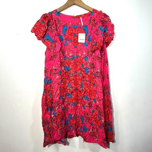 Vestido corto floral Yara de Free People, nuevo con etiquetas, color rosa, mangas fluidas con volantes y bolsillo, talla M. imagen 3
