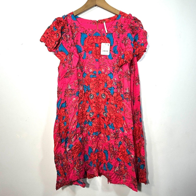 Vestido corto floral Yara de Free People, nuevo con etiquetas, color rosa, mangas fluidas con volantes y bolsillo, talla M. imagen 3