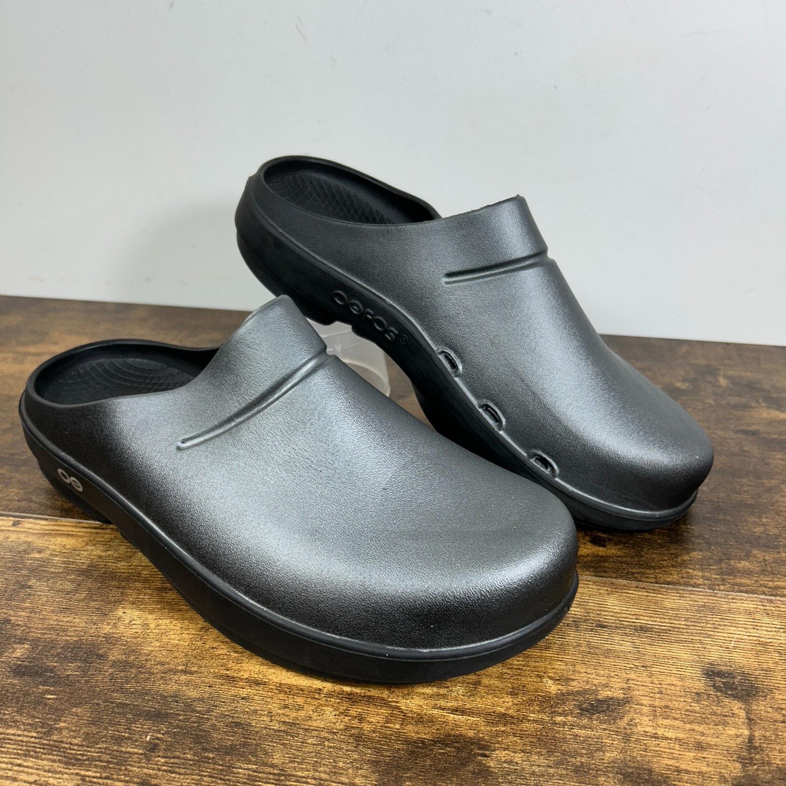 Zueco OOFOS OOCLOOG negro metalizado sin costuras, talla 41 para hombre 8 / mujer 10