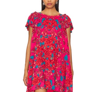 Vestido corto floral Yara de Free People, nuevo con etiquetas, color rosa, mangas fluidas con volantes y bolsillo, talla M. imagen 2