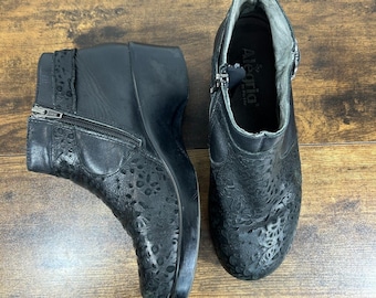 Alegria by PG Lite Womens Sz 38 / 8 US Ankle Booties Side Zip Black