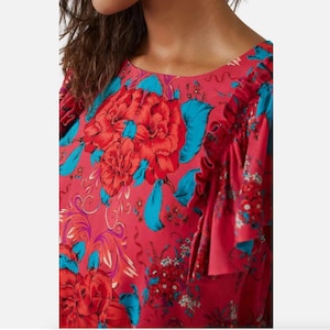Vestido corto floral Yara de Free People, nuevo con etiquetas, color rosa, mangas fluidas con volantes y bolsillo, talla M. imagen 6