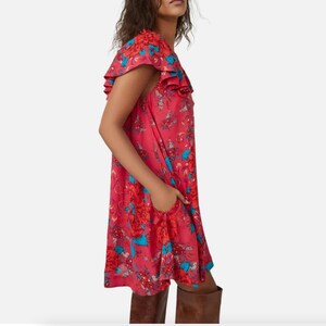 Vestido corto floral Yara de Free People, nuevo con etiquetas, color rosa, mangas fluidas con volantes y bolsillo, talla M. imagen 1