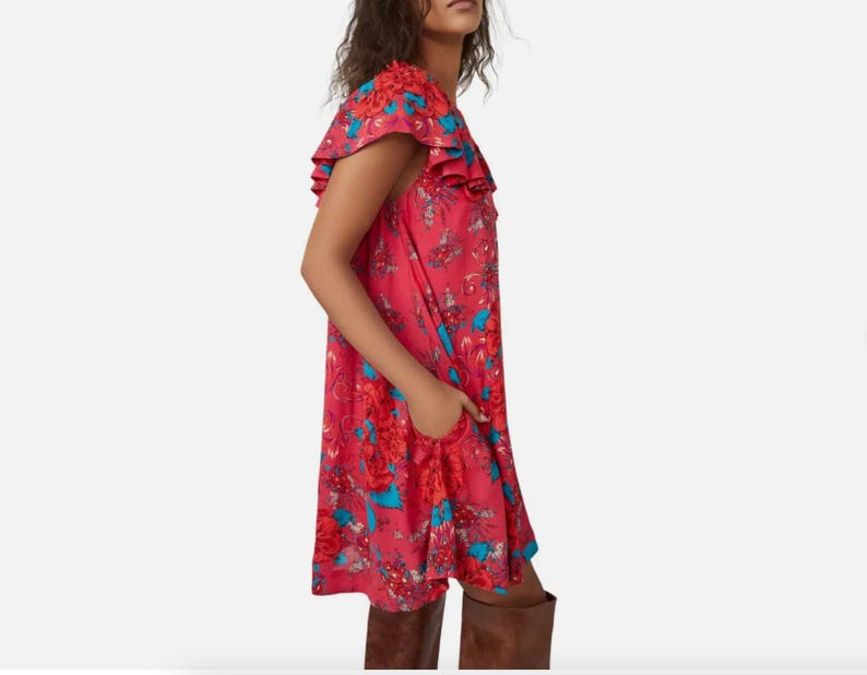 Vestido corto floral Yara de Free People, nuevo con etiquetas, color rosa, mangas fluidas con volantes y bolsillo, talla M. imagen 1