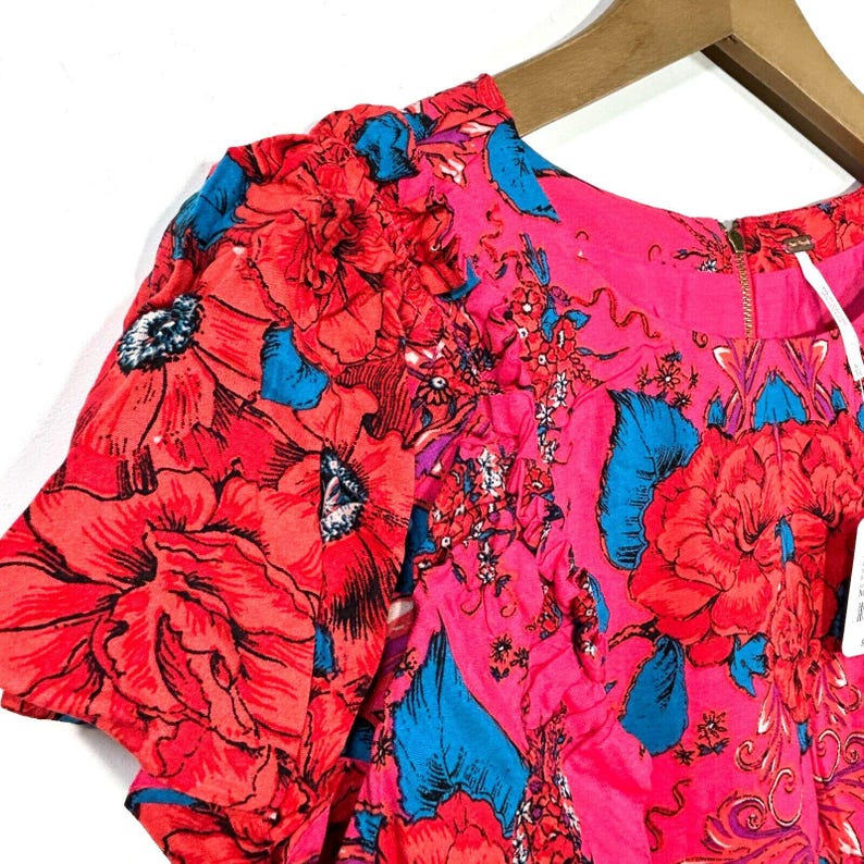 Vestido corto floral Yara de Free People, nuevo con etiquetas, color rosa, mangas fluidas con volantes y bolsillo, talla M. imagen 7