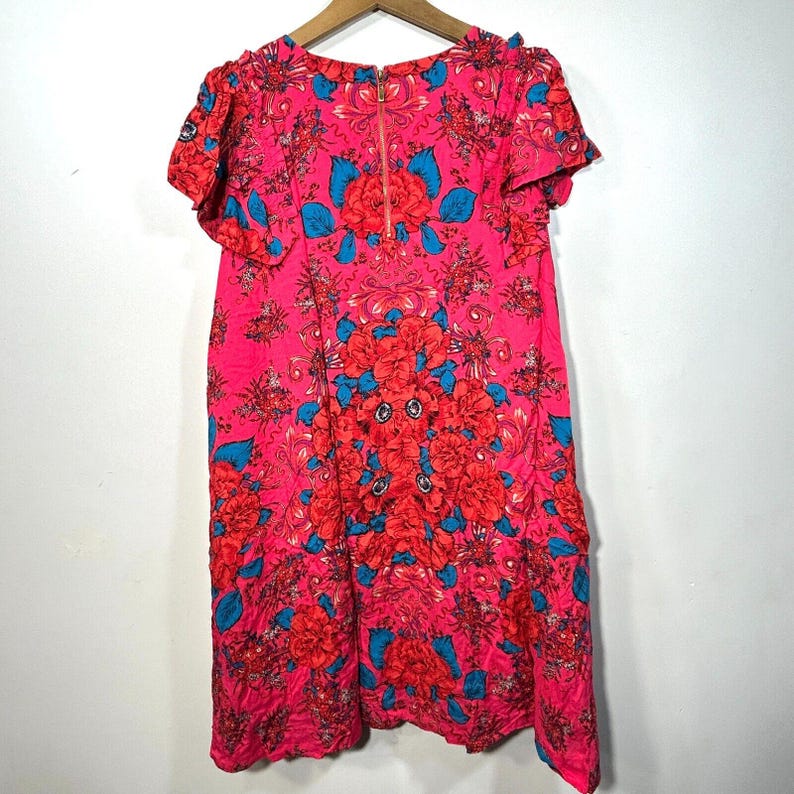 Vestido corto floral Yara de Free People, nuevo con etiquetas, color rosa, mangas fluidas con volantes y bolsillo, talla M. imagen 4