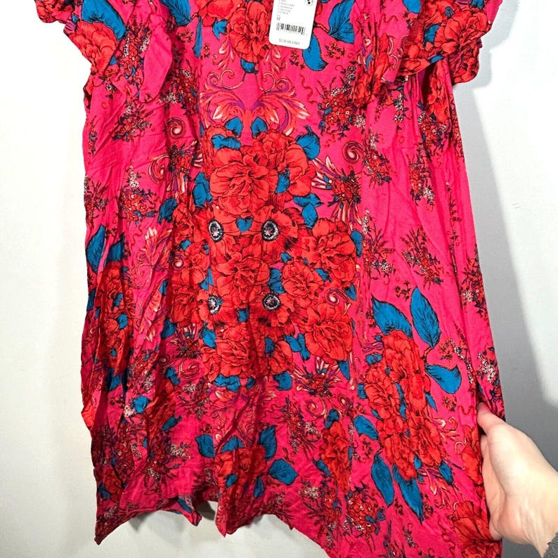 Vestido corto floral Yara de Free People, nuevo con etiquetas, color rosa, mangas fluidas con volantes y bolsillo, talla M. imagen 9