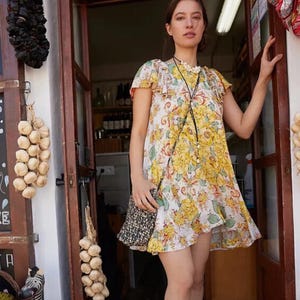 Vestido curto Free People Yara Floral em tons de marfim, com mangas esvoaçantes e modelagem fluida, tamanho M (novo com etiqueta). imagem 11
