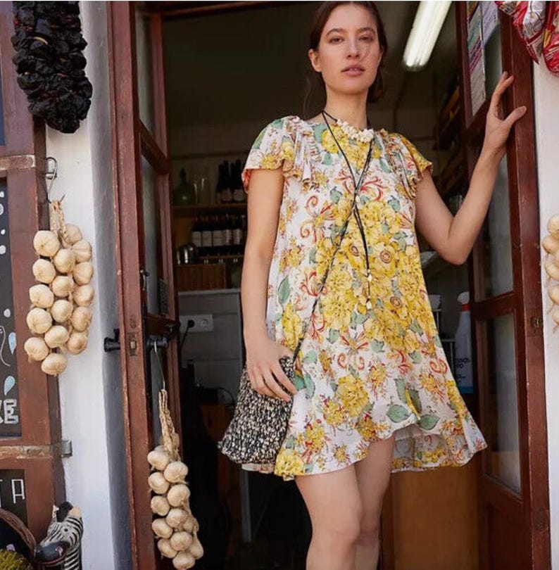 Vestido curto Free People Yara Floral em tons de marfim, com mangas esvoaçantes e modelagem fluida, tamanho M (novo com etiqueta). imagem 11