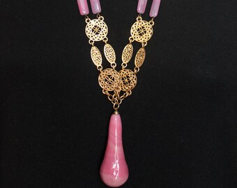 1970's etruskische Wiederbelebung Halskette riesige rosa Kunst Glastropfen Anhänger Gold Ton filigran