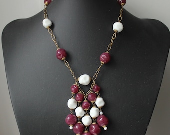 1950s French Couture Halskette aus gegossenem Glas, magenta-weiße Quaste